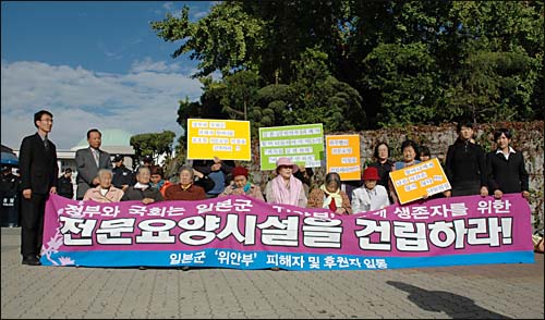 수요일엔 일본 대사관 앞에서 일본의 사죄와 배상을 요구하며 시위를 했던 나눔의 집 할머니들이 국회 앞에서 요양원 건립을 촉구하는 기자회견을 열었다. 